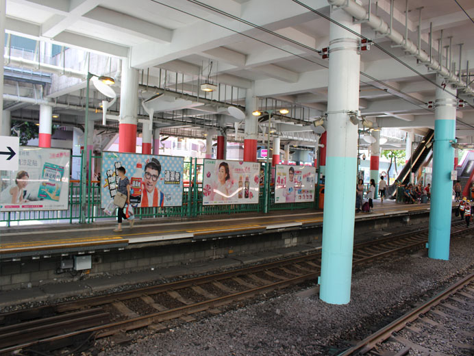 相片 2: 港鐵輕鐵安定站