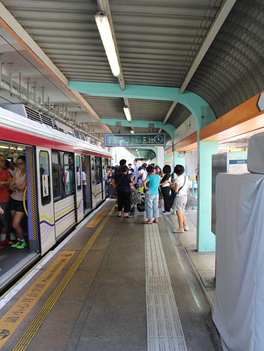 相片 4: 港鐵輕鐵安定站
