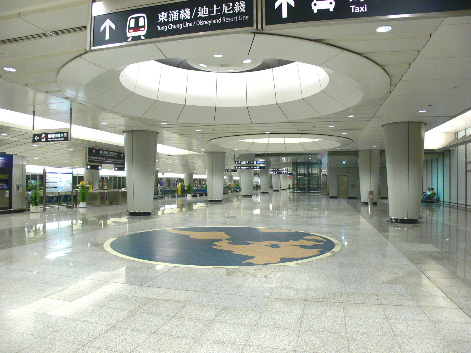 相片 3: 港鐵機場快綫九龍站