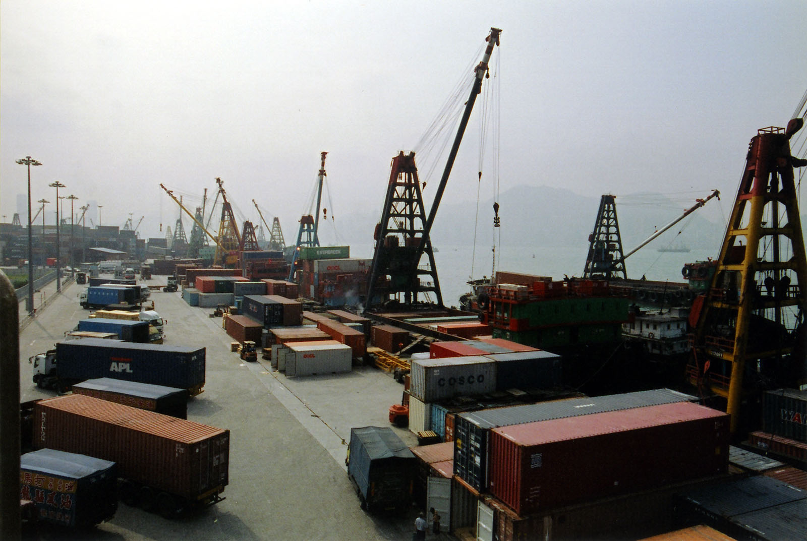 相片 1: 昂船洲公眾貨物裝卸區