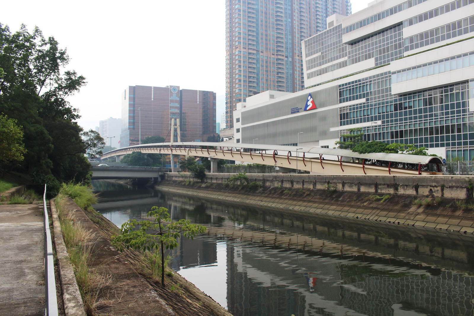 近港鐵火炭站外明渠旁行人天橋