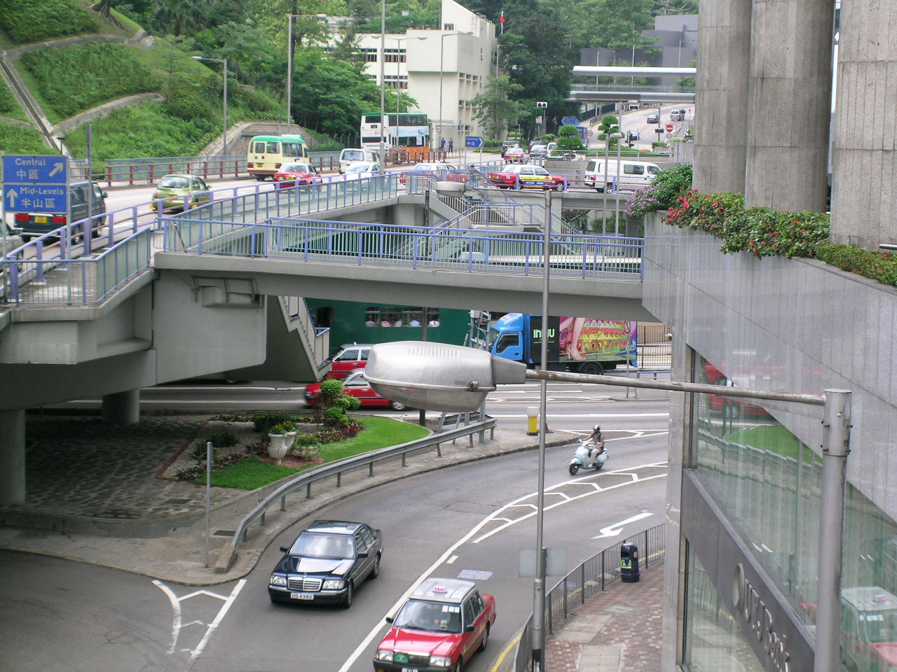 HF109行人天橋(橫跨紅棉路至力寶中心)