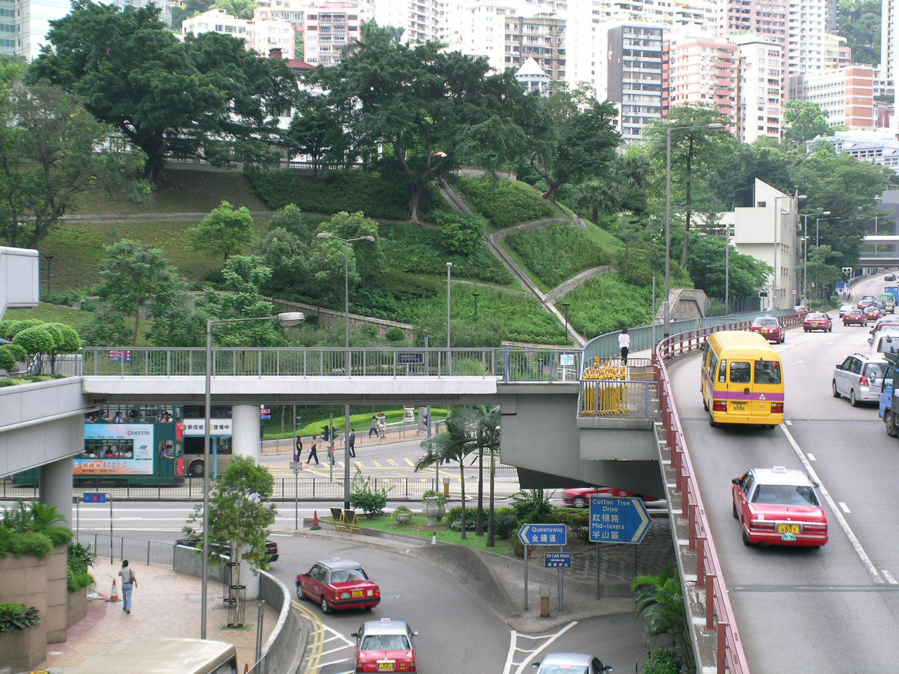 相片 5: HF109行人天橋(橫跨紅棉路至力寶中心)