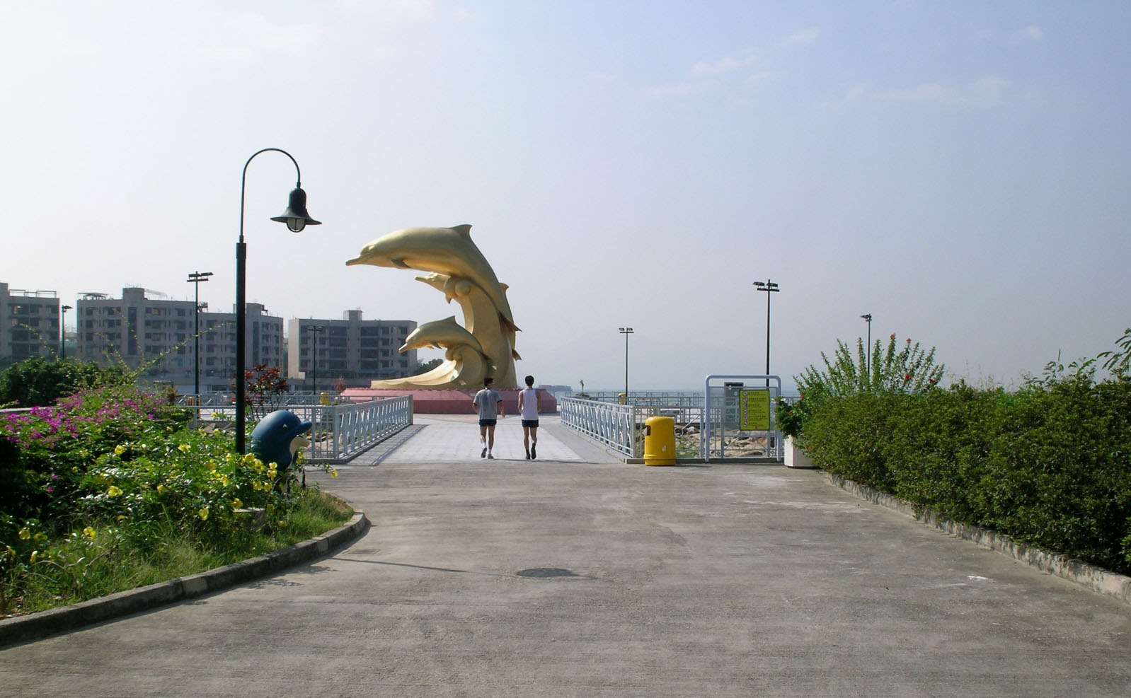 相片 2: 屯門黃金海岸海豚廣場