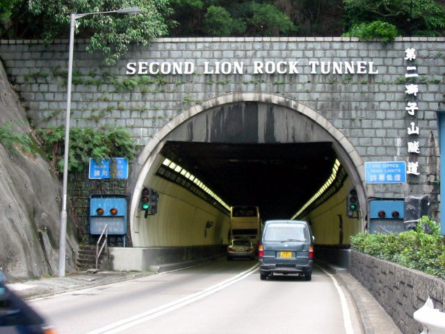 相片 2: 獅子山隧道
